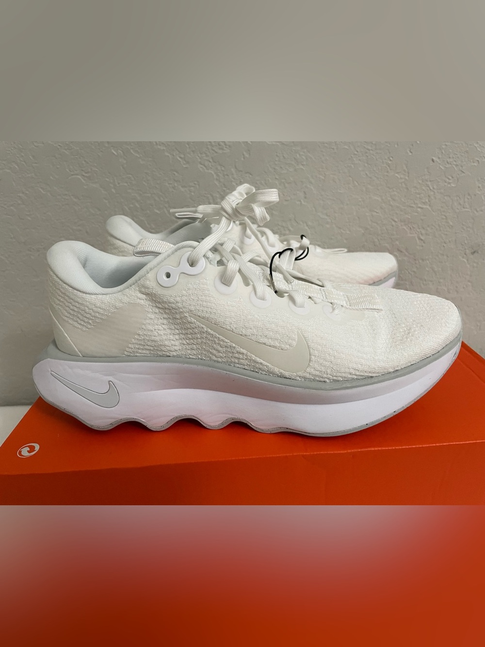 NIKE MOTIVA LOW TRAINERS RUNNING SNEAKERS WOMEN SHOES WHITE SIZE 9 NEW